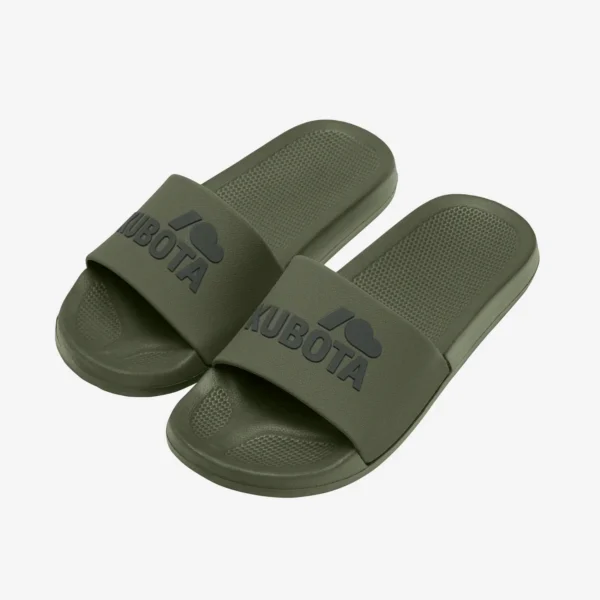 Klapki Kubota Basic khaki w perspektywie 3/4 z góry, pokazującej szeroki pasek z brązowym logo oraz głęboki odcień khaki.