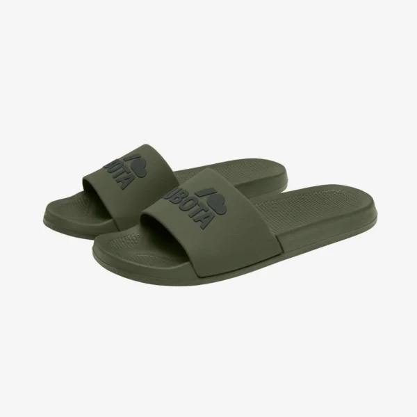Klapki Kubota Basic khaki w ujęciu bocznym, prezentujące lekkość konstrukcji oraz detale brązowego logo na przedniej części paska.