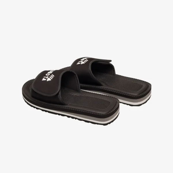 Klapki Kubota Rzep czarne widziane od strony pięty, przedstawiające grubość podeszwy i wykończenie tyłu.